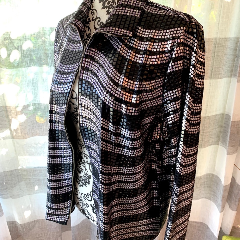 Exclusively Misook Zip up top in a size large